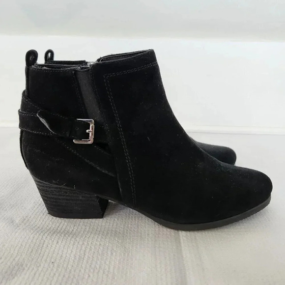 Blondo Idra Like New Black Suede Bootie Waterproof Ankle Buckle Size 8.5 Zipper - Picture 4 of 10